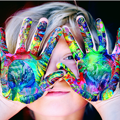 Kind mit Farbe an den Händen